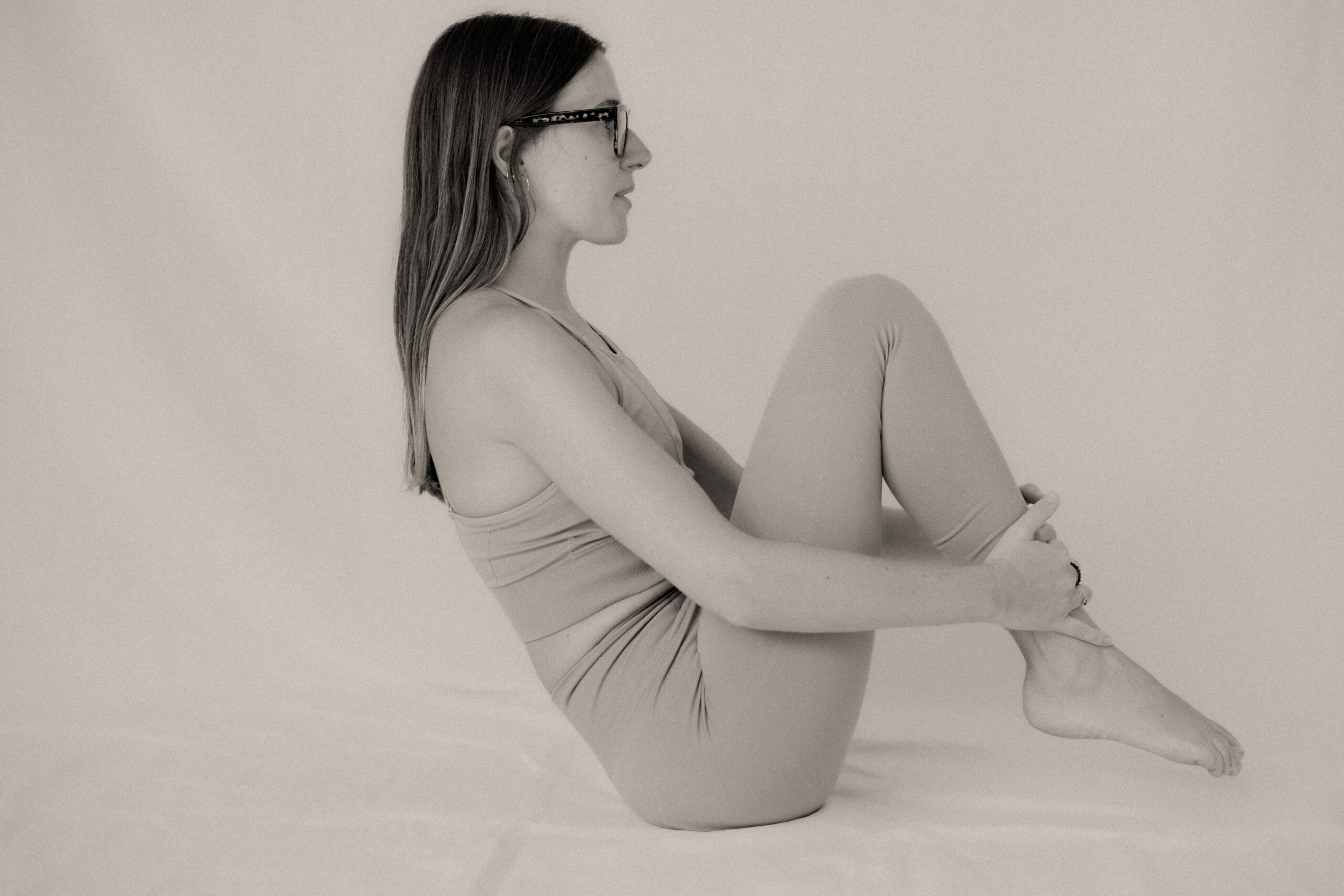 pilates rolling like a ball mouvement noir blanc
