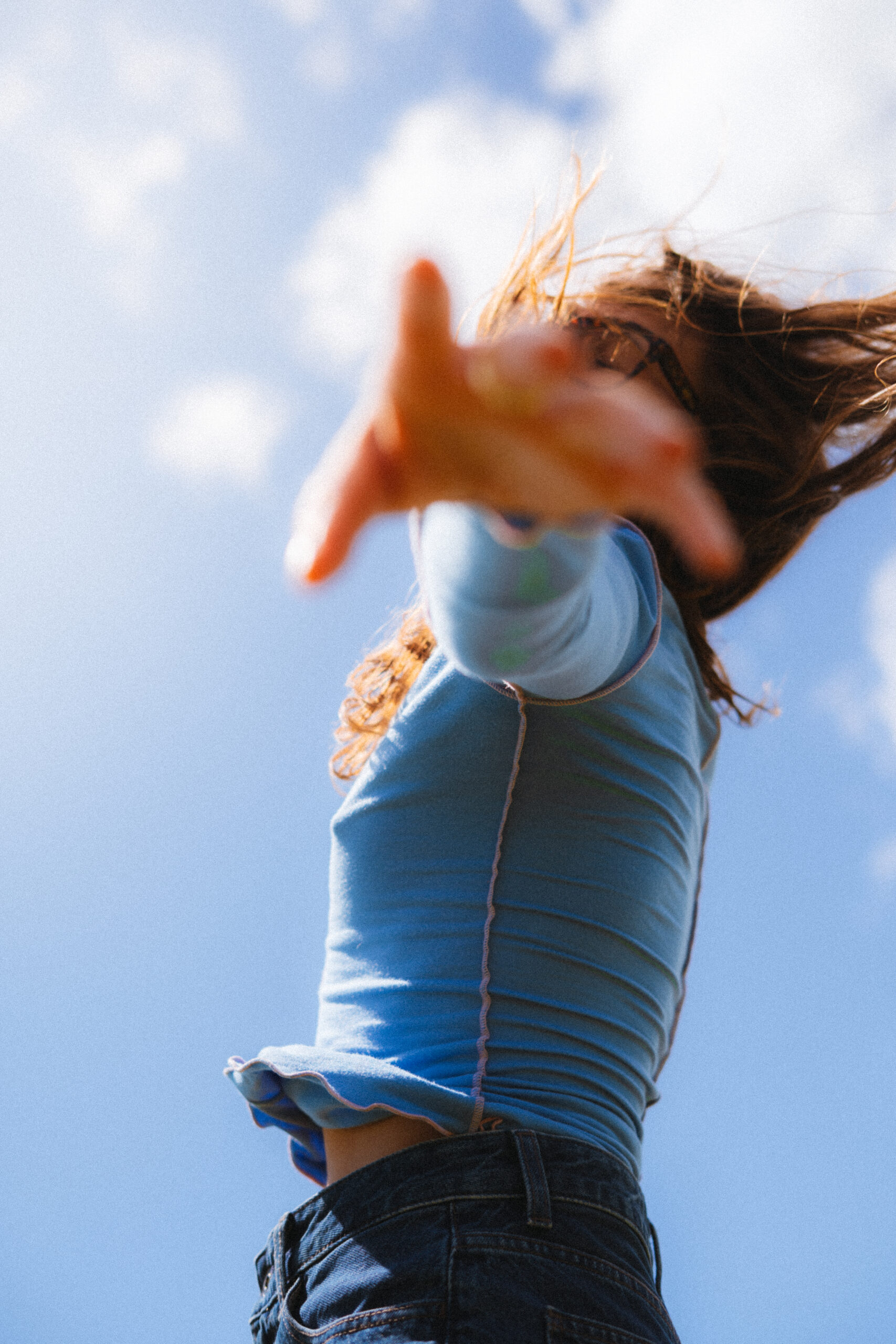 mouvement Pilates bleu main